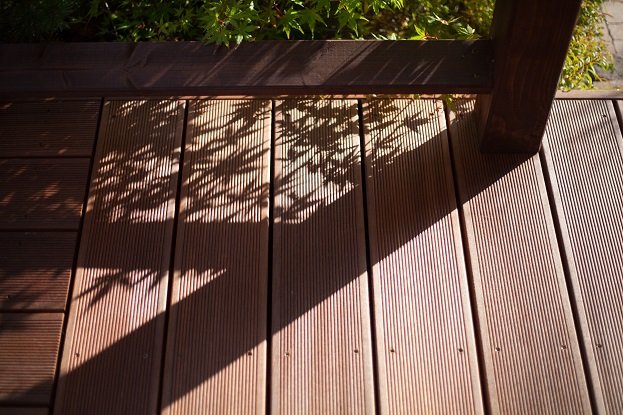 Deska tarasowa kempas – wytrzymałe drewno do zadań specjalnych